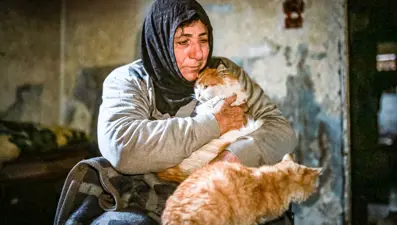 İdlib'de savaş mağduru kadın kedilerinden vazgeçmiyor