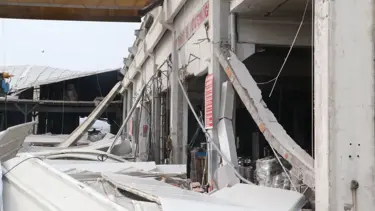 Kahramanmaraş'ta depremde hasar gören fabrika çöktü: 1 ölü