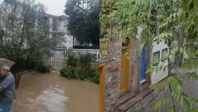 Balıkesir Ayvalık'ı sağanak vurdu: Metrekareye 63 kilogram yağış düştü