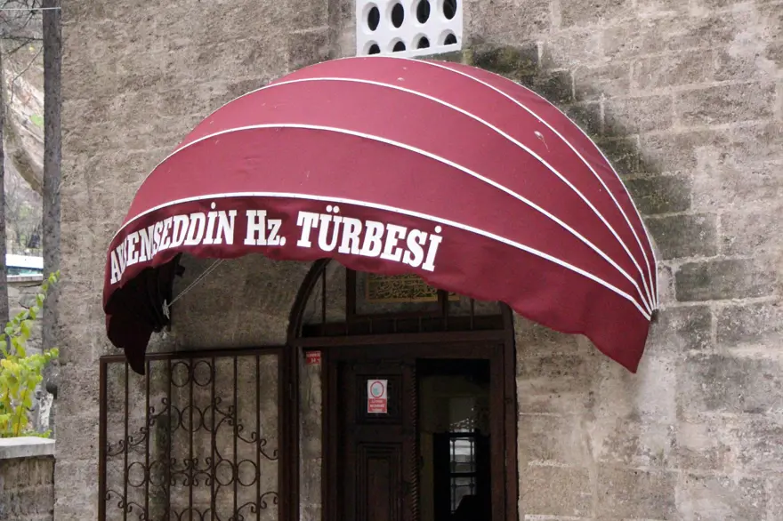 Türbeye Fransız tarzı tente takılmasına tepki 10 Türbeye Fransız tarzı tente takılmasına tepki 10