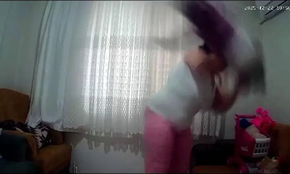 Baba şüphelenip eve kamera koydu, annenin bebeğine yaptıkları kan dondurdu