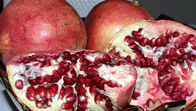 Nar kırma ritüeli nedir, nasıl yapılır? Bereketine inanılan nar kırma geleneğinin ayrıntıları