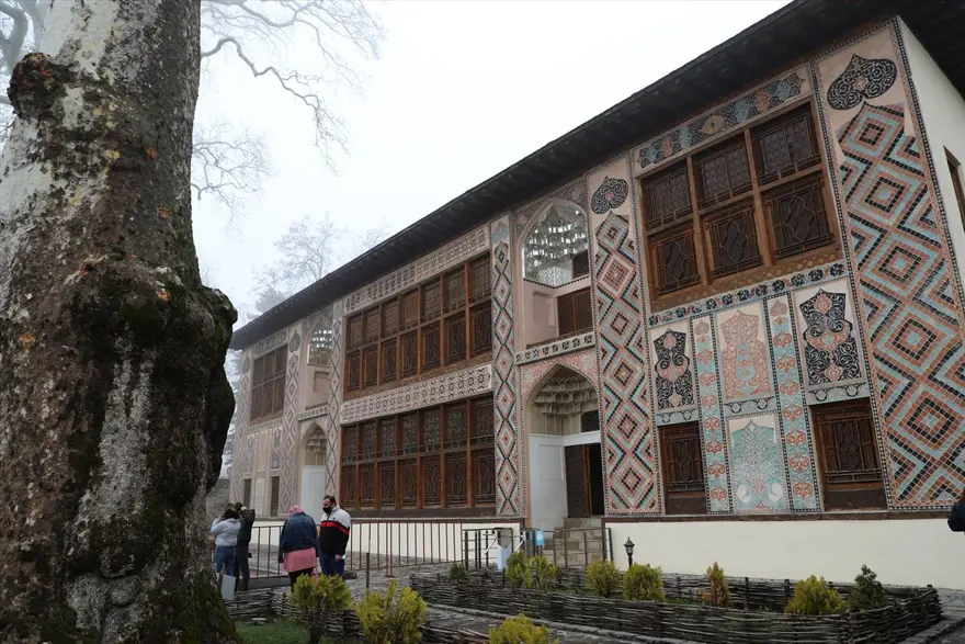 Azerbaycan'ın UNESCO Dünya Miras Listesi'ndeki Şeki Han Sarayı turist akınına uğruyor 28