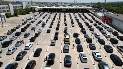 Kapıkule'de gurbetçi yoğunluğu! Uzun kuyruklar oluştu