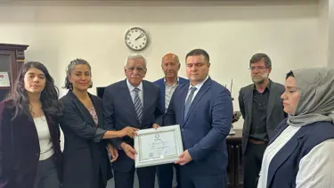 Mardin Büyükşehir Belediye Başkanı Ahmet Türk mazbatasını aldı