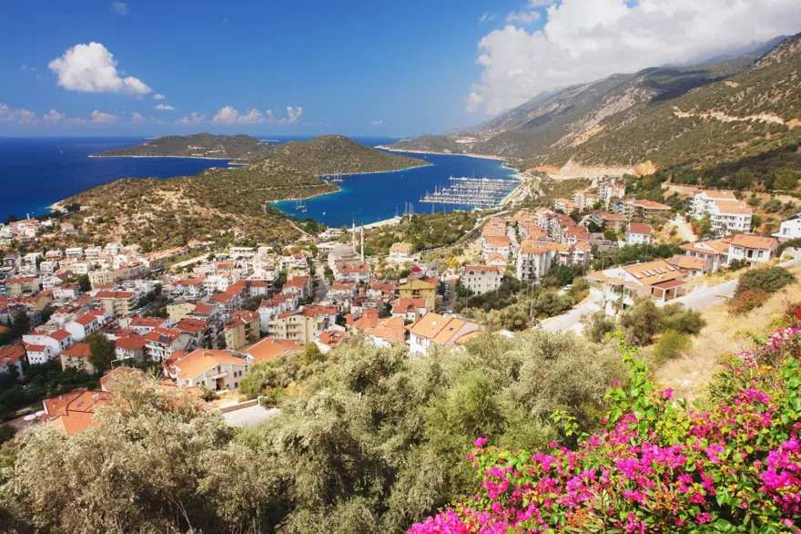 yaz tatilinde tercih edilen yerler, en çok tercih edilen tatil yerleri, en çok gidilen tatil rotaları, bodrum, çeşme, alaçatı, fethiye 