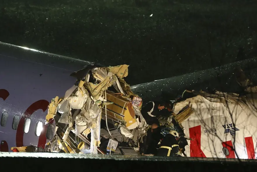 Sabiha Gökçen'de pistten çıkan uçaktan ilk görüntüler 12