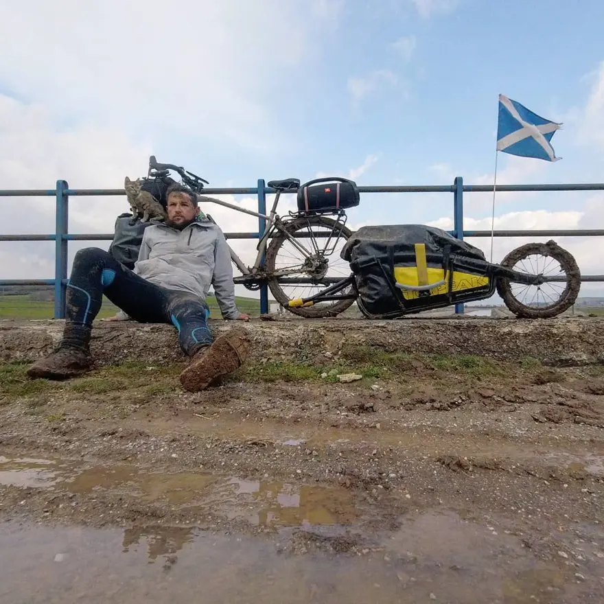 Yolda bulduğu kediyle dünya turu yaptı 19