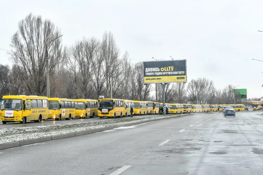 Otobüsler Mariupol'deki sivillerin tahliyesi için hazır bekliyor 