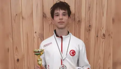 Milli eskrimci Tuna Biçicioğlu, Macaristan'da gümüş madalya kazandı