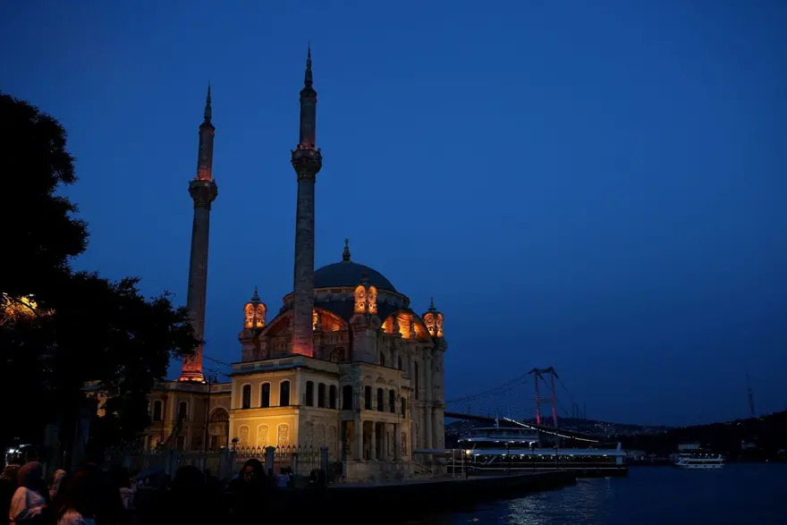 İstanbul'un tarihi simgeleri Milli Takım'a destek için Kırmızı-Beyaza büründü 2