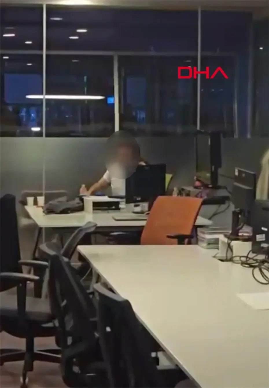 beIN Sports'ta panik: Silahlı bir kişi televizyon binasına girdi