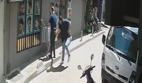 İstanbul'da korku dolu anlar. Tıraşı beğenmedi berberi bıçakladı