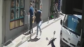 İstanbul'da korku dolu anlar. Tıraşı beğenmedi berberi bıçakladı