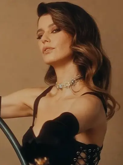 Müzik dünyasına adım attı. Yeni şarkısına eşinden destek