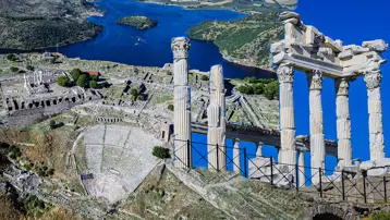 Antik çağın en dik tiyatrosu burada. Bergama'daki Akropolis geçmişle bugünü buluşturuyor