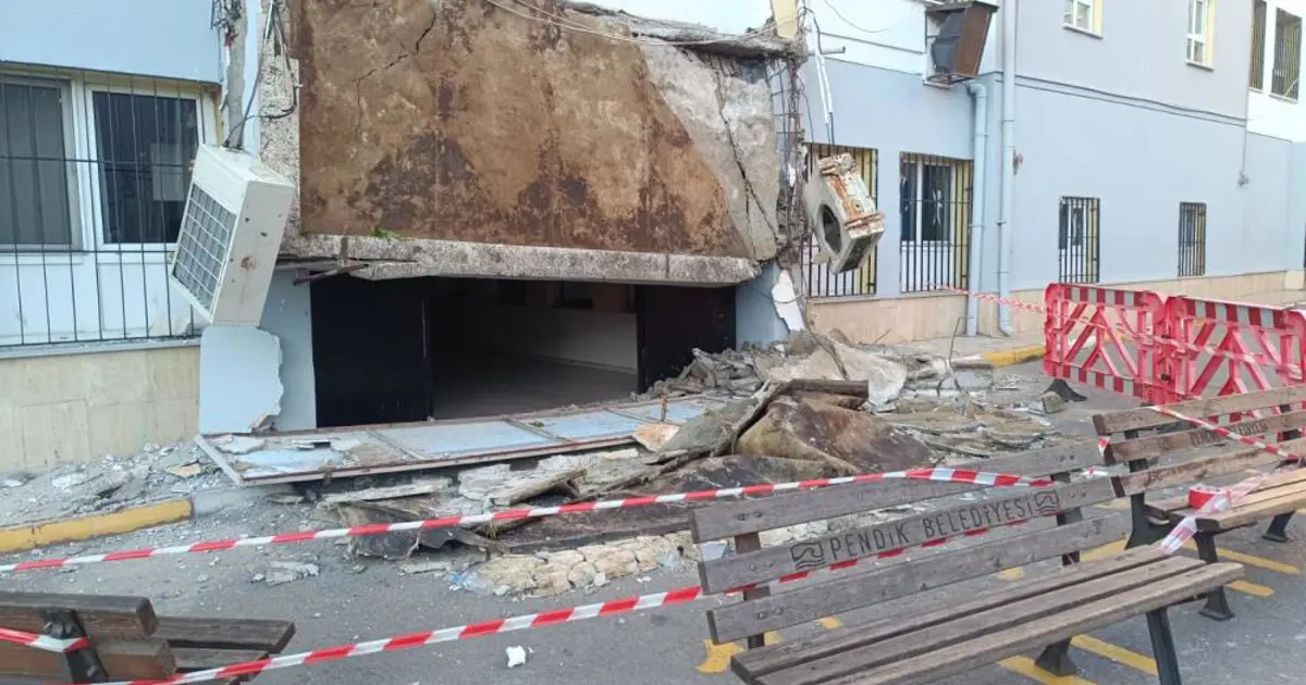 55 yıllık okulda faciadan dönüldü. Girişteki beton saçak bir anda çöktü