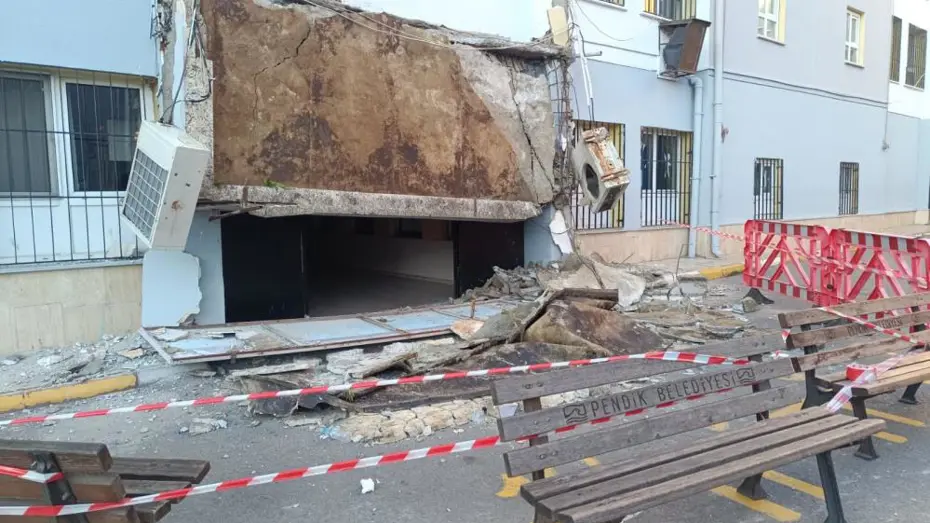 55 yıllık okulda faciadan dönüldü. Girişteki beton saçak bir anda çöktü