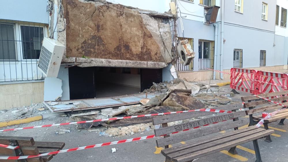 55 yıllık okulda faciadan dönüldü. Girişteki beton saçak bir anda çöktü