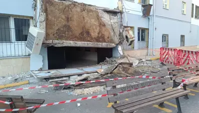 55 yıllık okulda faciadan dönüldü. Girişteki beton saçak bir anda çöktü