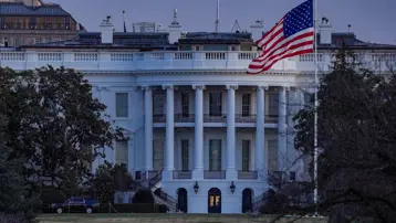 Beyaz Saray'da güvenlik krizi, bir araç barikatı aştı