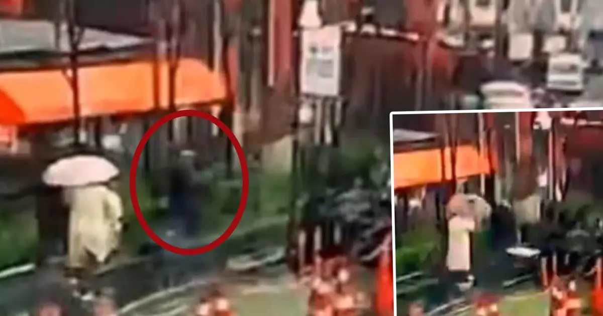 Beyoğlu'nda feci olay: Şehir plancısı üzerine kaldırımda tabela düştü, yaşam mücadelesi veriyor