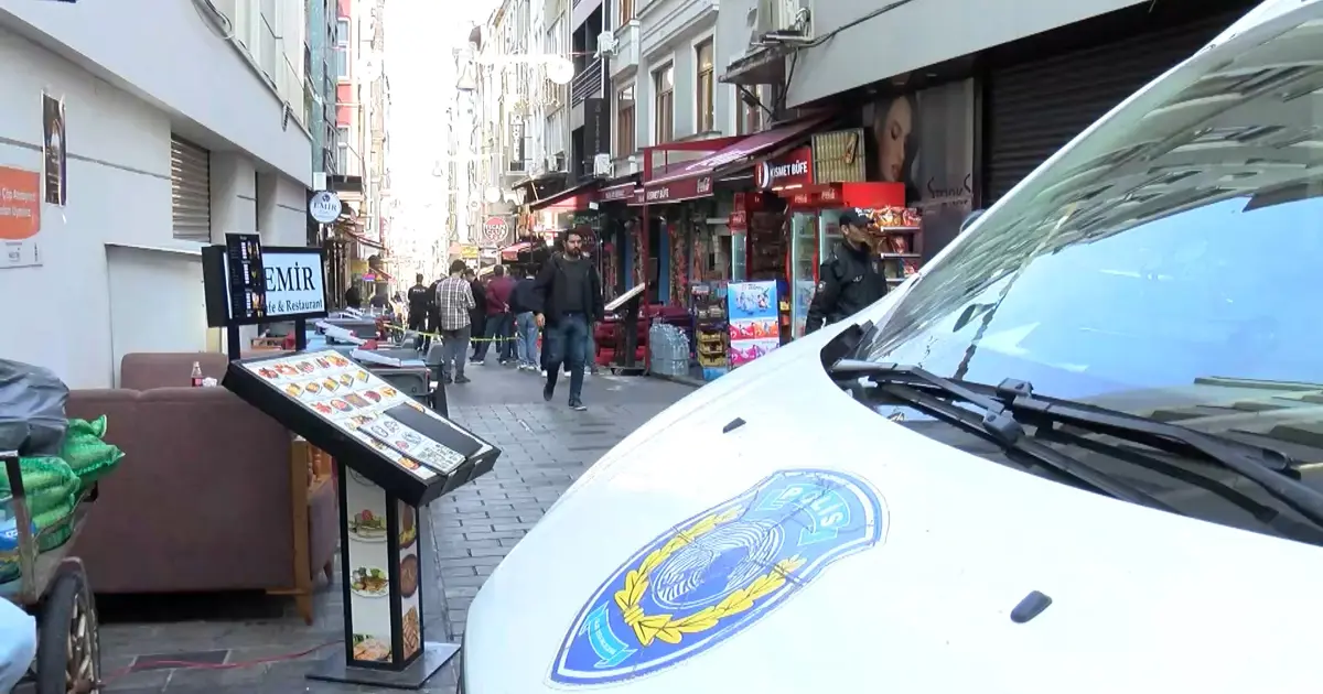 Beyoğlu'nda hareketli dakikalar: İstiklal Caddesi'nde silahlı kavga çıktı