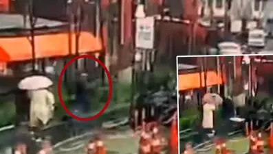 Beyoğlu'nda feci olay: Şehir plancısı üzerine kaldırımda tabela düştü, yaşam mücadelesi veriyor