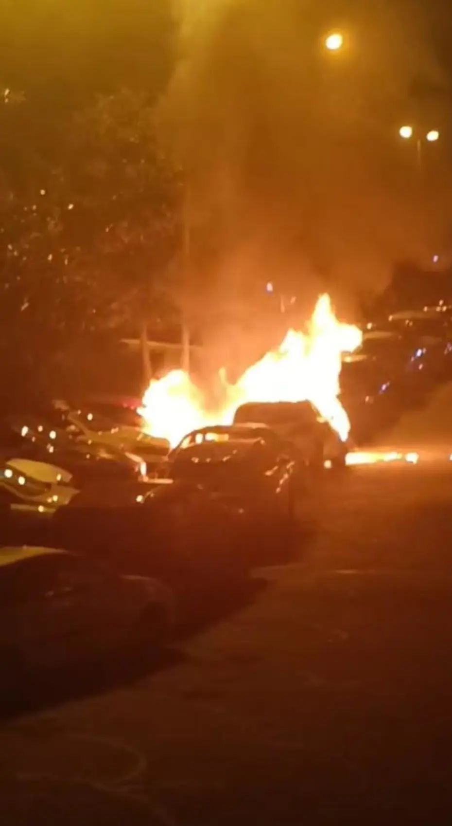 Beşiktaş'ta park halindeki dört araç alev alev yandı