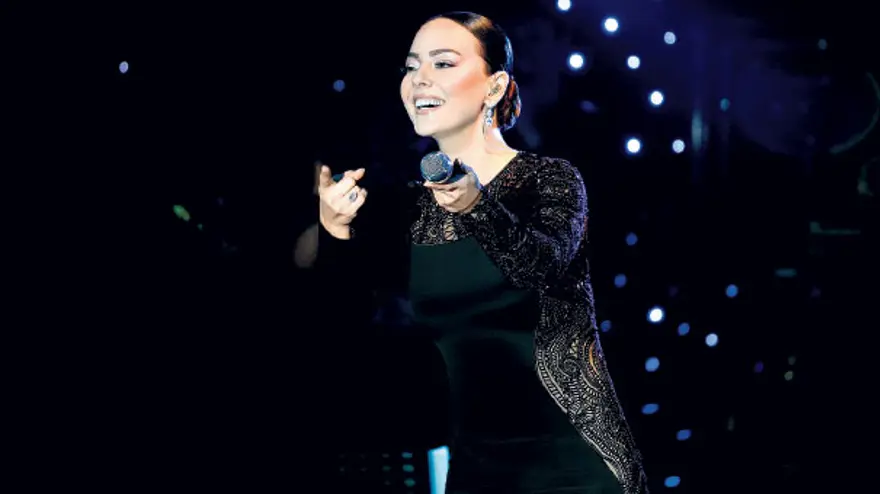 Ebru Gündeş ayrılık sonrası ilk kez sahnede 2