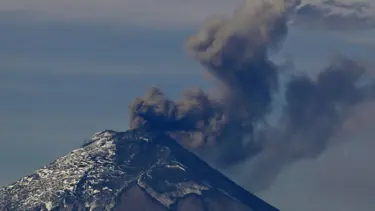 Ekvador'daki Cotopaxi Yanardağı kül püskürtüyor
