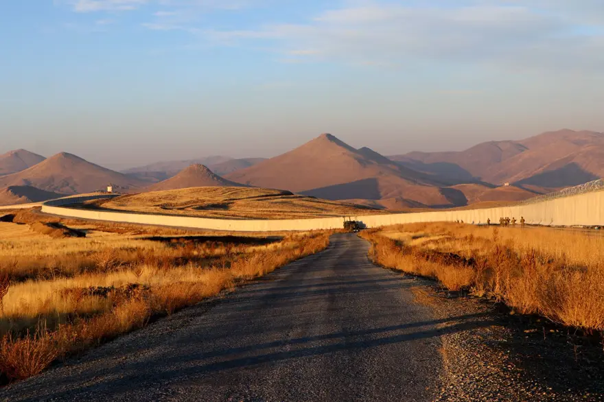 Van-İran sınırına 25 katmanlı güvenlik duvarı!  Yüzde 70'i tamamlandı 13