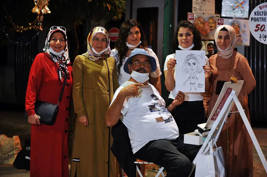 50 yıldır aynı parkta resim çiziyor 7 50 yıldır aynı parkta resim çiziyor 7