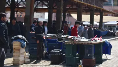 Pazarda alışveriş yapanların ateşi drone ile ölçüldü
