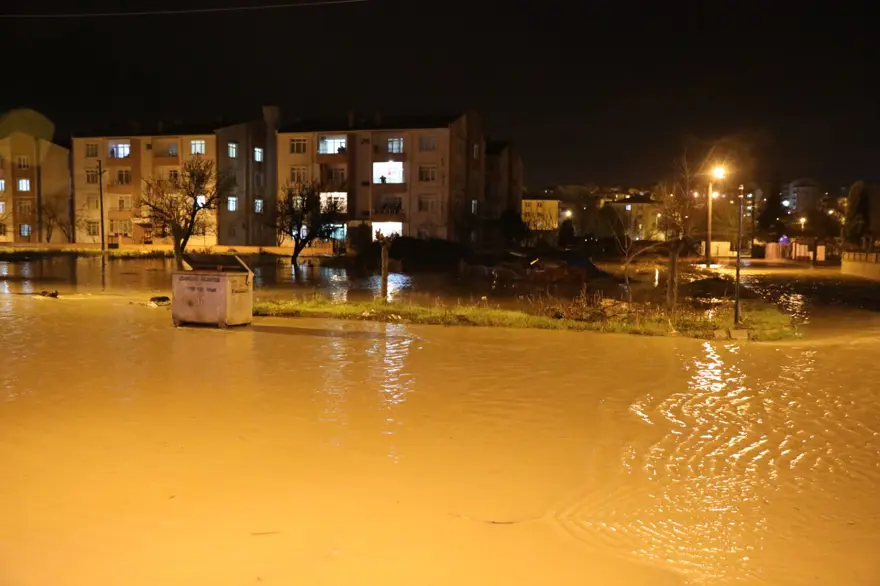 Edirne Uzunköprü'de dere taştı: Mahsur kalanlar kurtarıldı 11