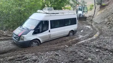 Adana'da şiddetli yağış nedeniyle kapanan yollar açıldı