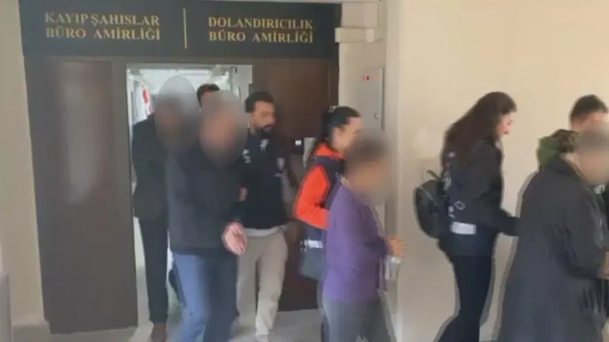 Ankara’da 65 milyon liralık vurgun yapan şebekeye operasyon(Çakarlı araçla kaçarken yakalandılar) Ankara’da 65 milyon liralık vurgun yapan şebekeye operasyon(Çakarlı araçla kaçarken yakalandılar)