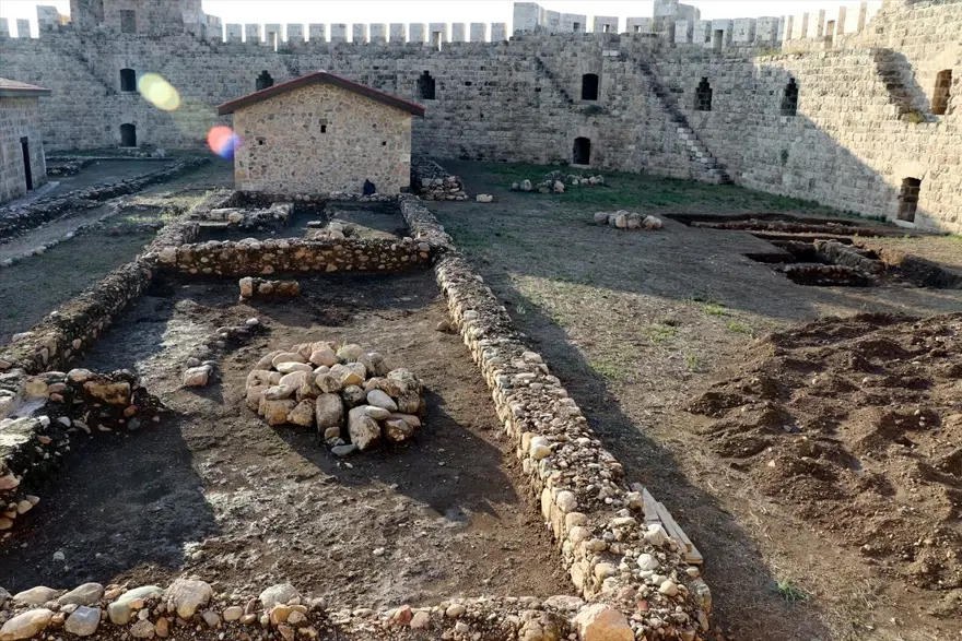 ZİYARETÇİLER MESCİDİNDE NAMAZ KILIP KALEYİ GEZEBİLECEK 7