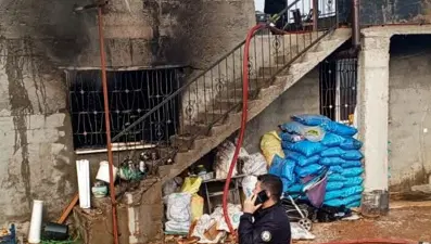 2 katlı evde yangın: Anne ile oğlu dumandan etkilendi