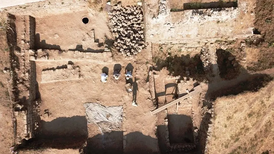 Bitlis Kalesi’nde Bizans ve Osmanlı dönemine ait bulgular bulundu 1 Bitlis Kalesi’nde Bizans ve Osmanlı dönemine ait bulgular bulundu 1