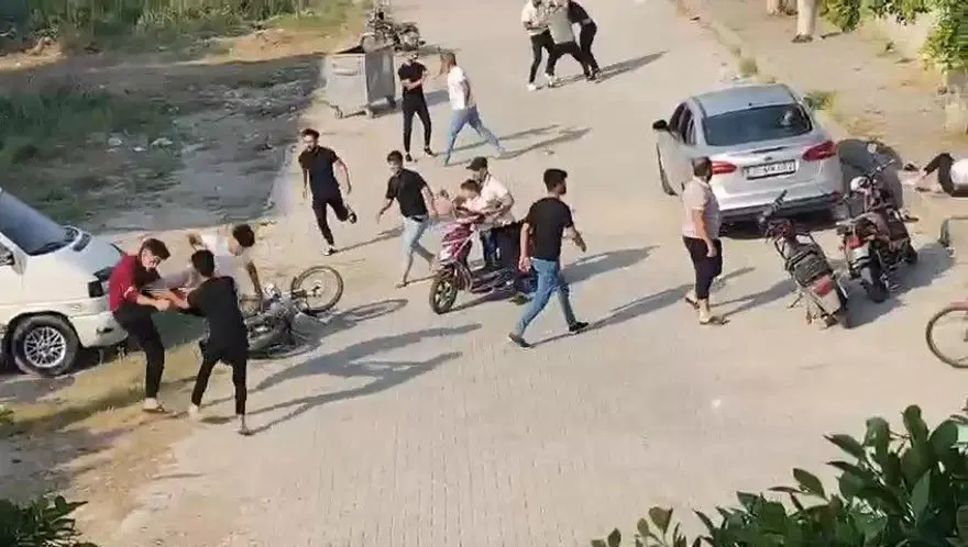 Tartışma meydan savaşına dönüştü: 17 kişi birbirine girdi 4