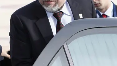 Alçak koltuğun arkasında Lieberman var