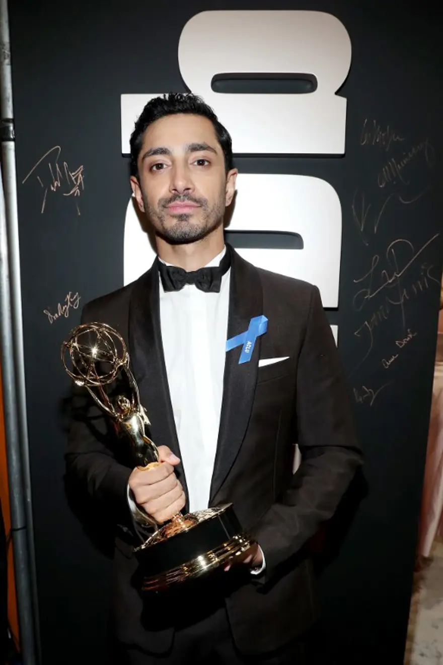 69. Emmy Ödül Töreni’nde ünlülerden mavi kurdeleli Trump mesajı 9