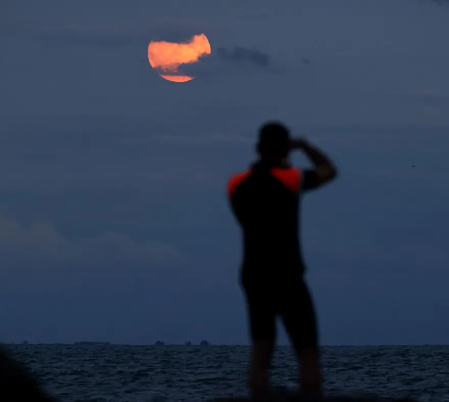 Yılın son ay tutulması gerçekleşti: Süper Kanlı Ay tutulması görsel şölen oluşturdu 6 Yılın son ay tutulması gerçekleşti: Süper Kanlı Ay tutulması görsel şölen oluşturdu 6