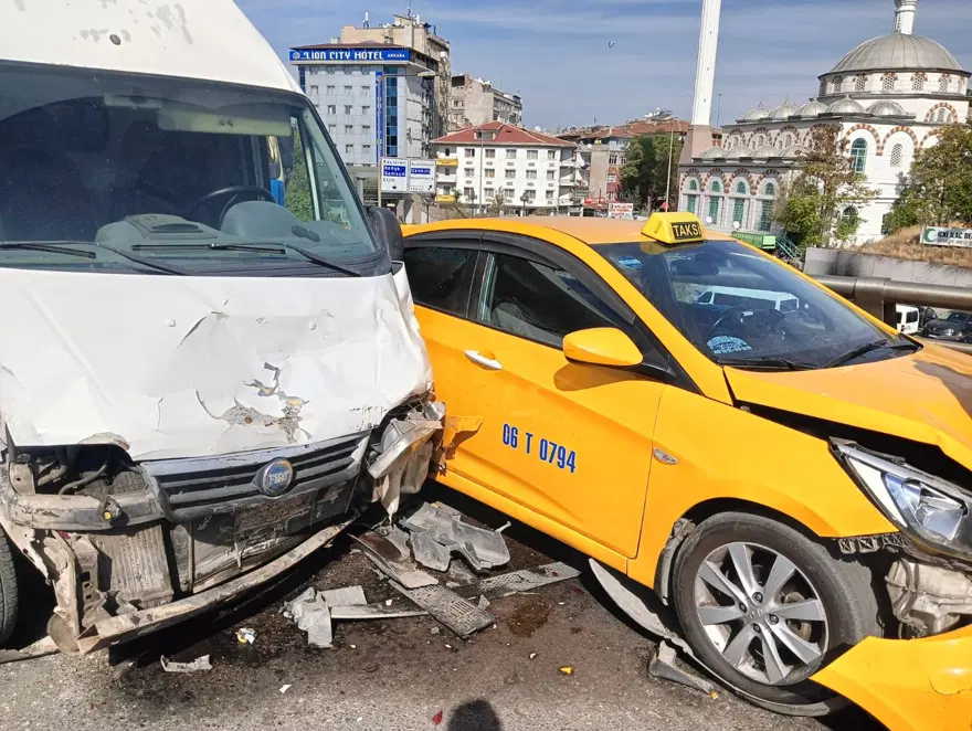 Ankara'da 6 araç birbirine girdi: Yaralılar var 1 Ankara'da 6 araç birbirine girdi: Yaralılar var 1