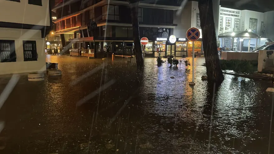 Balıkesir, İzmir ve Manisa’da su baskını: Caddeler su altında kaldı 