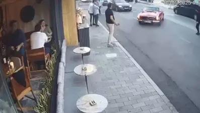 Teslim aldığı klasik araçla kaza yaptı