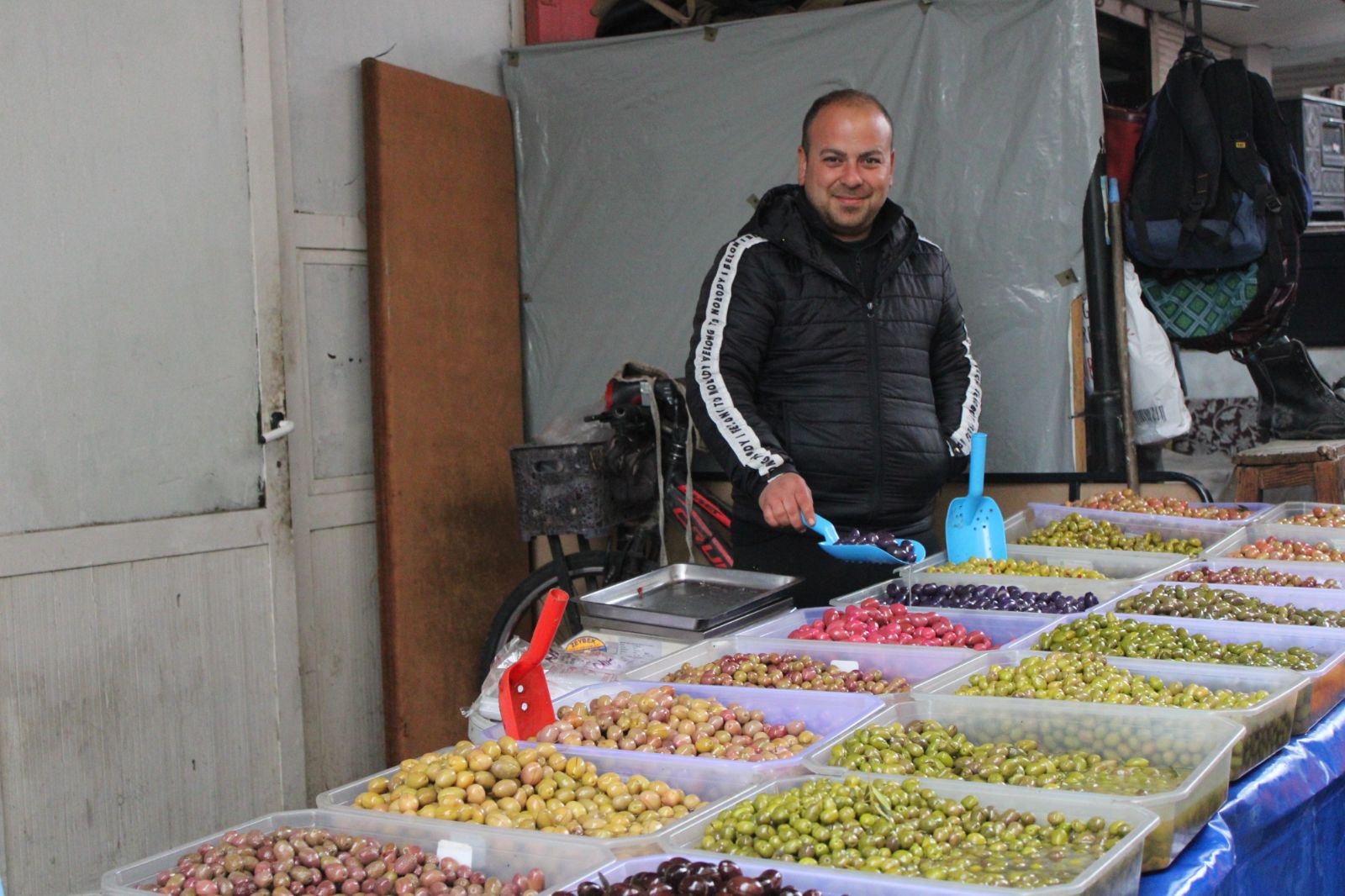 Pazarın en renkli tezgahı: 30 çeşidi var, 7 ay su içinde bekliyor