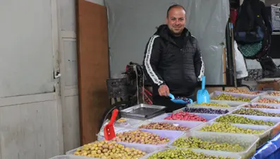 Pazarın en renkli tezgahı: 30 çeşidi var, 7 ay su içinde bekliyor