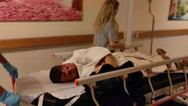 Kaldırım taşıyla dövüldü, arandığı ortaya çıkınca tutuklandı